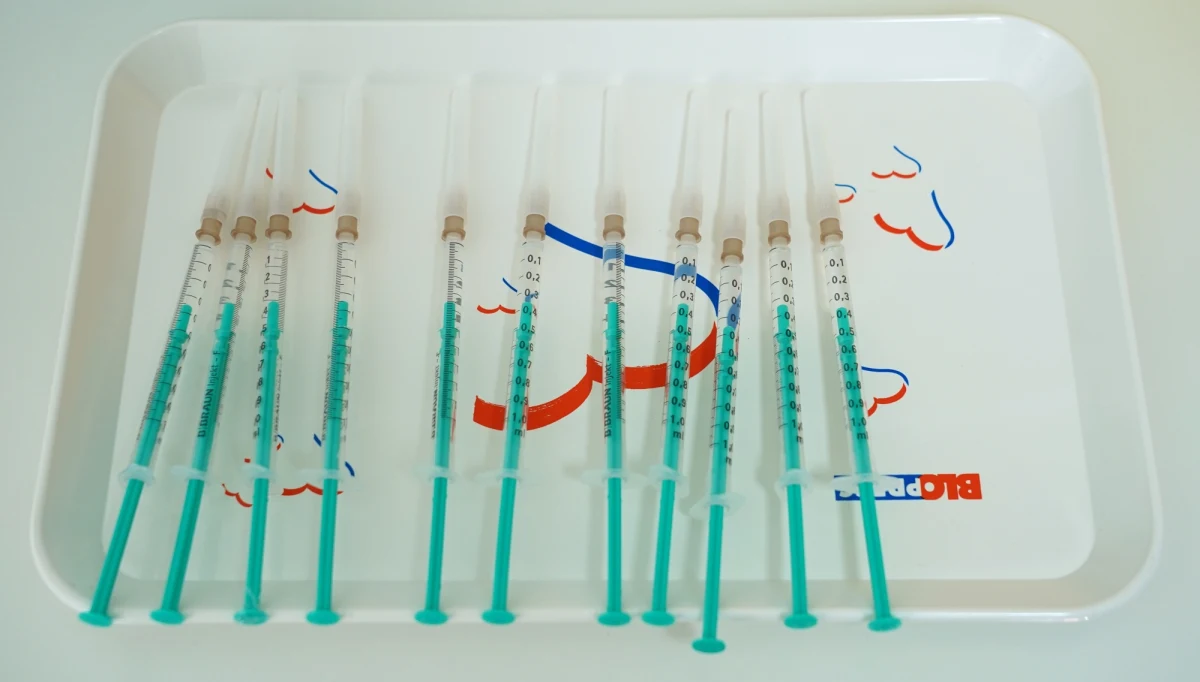 ​Czwartkowa dostawa 62 tys. szczepionek firmy AstraZeneca została odwołana przez producenta - poinformował PAP szef Agencji Rezerw Materiałowych Michał Kuczmierowski. Koncern ma problemy z dostawami - dzisiejsza partia, która miała trafić do Polski, już była okrojona względem wcześniejszych ustaleń.