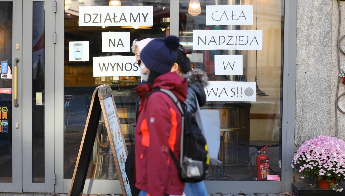 Za nieco ponad miesiąc mogą zostać otwarte ogródki kawiarniane i restauracyjne - dowiedzieli się nieoficjalnie dziennikarze RMF FM. Takie rozwiązanie dotyczące obostrzeń koronawirusowych Ministerstwo Rozwoju konsultuje z Ministerstwem Zdrowia. Jest nawet wstępna zgoda. 