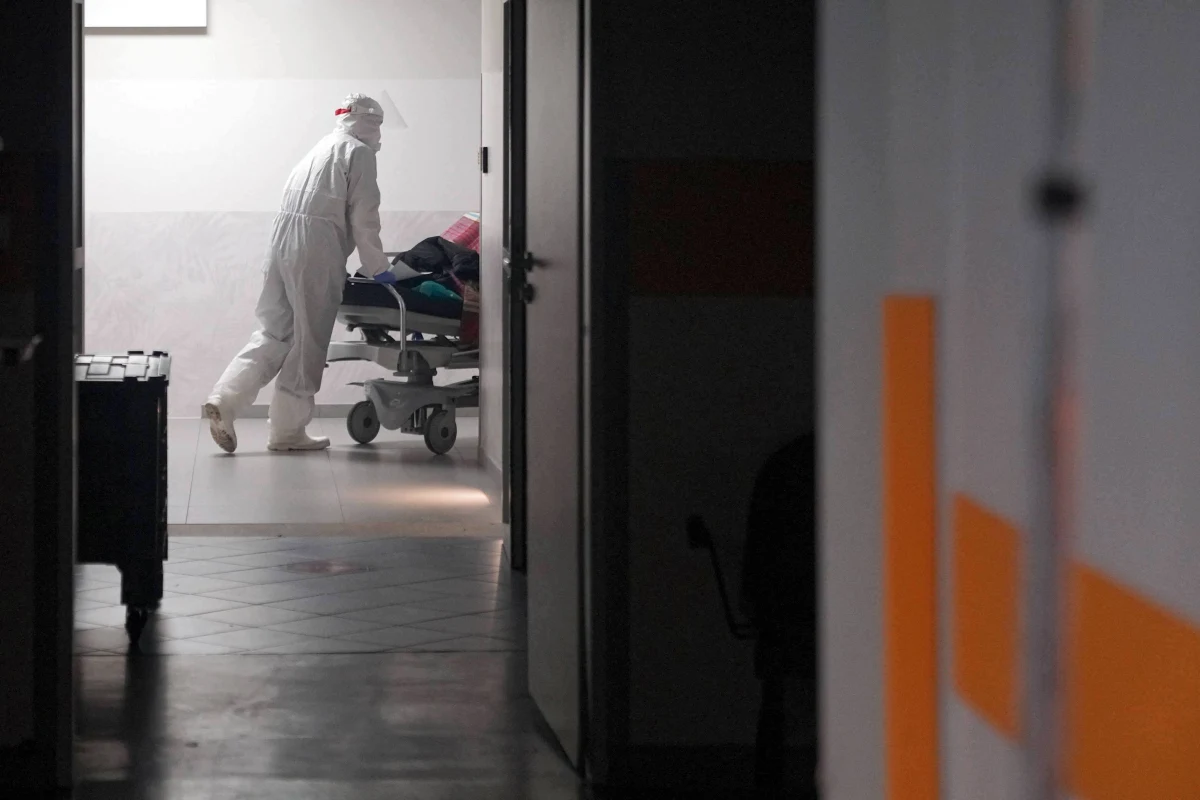 "Wciąż odczuwam dolegliwości. Mam problemy z koncentracją, moje myślenie jest w jakiś sposób spowolnione" – mówi polski pacjent "zero": Mieczysław Opałka z lubuskiej Cybinki, u którego dokładnie rok temu wykryto pierwsze w Polsce zakażenie koronawirusem. Jak przyznaje: "Pozostała poważna trauma".