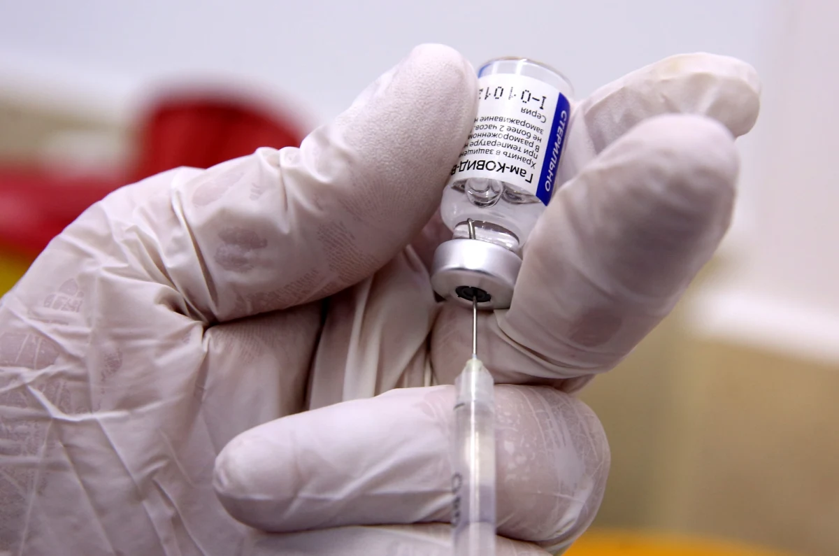 Szczepienie ozdrowieńców będzie odbywać się po 6 miesiącach od zakażenia – poinformował Michał Dworczyk, rządowy pełnomocnik do spraw szczepień. Jak dodał, rekomendowane jest szczepienie jedną dawką. Podczas czwartkowej konferencji Dworczyk ujawnił szczegóły zmian w planie Narodowego Programu Szczepień.