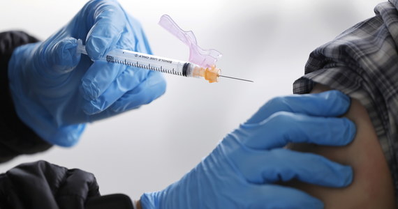 Rząd zdecydował się na zmiany w Narodowym Programie Szczepień. Zgodnie z najnowszymi rekomendacjami Rady Medycznej wydłuży się czas oczekiwania na drugą dawkę szczepionki przeciw Covid-19. Ozdrowieńcy mają być szczepieni tylko jedną dawką. 15 marca rozpoczną się szczepienia osób przewlekle chorych.