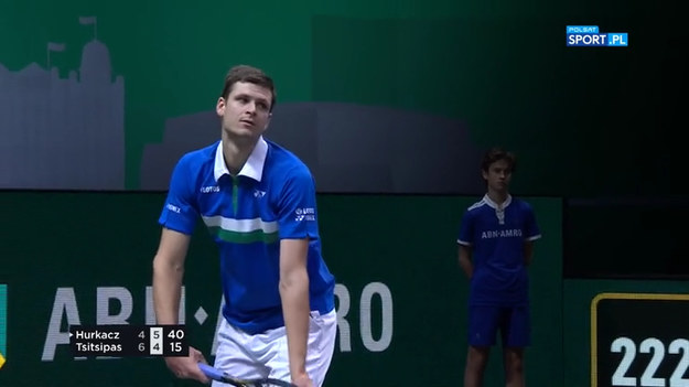 Hubert Hurkacz przegrał w meczu drugiej rundy turnieju ATP w Rotterdamie ze Stefanosem Tsitsipasem 1:2 (4:6, 6:4, 5:7). Polak był bardzo bliski doprowadzenia do tie-breaka, jednak Grek zaprezentował niesamowitą determinację i domknął mecz na swoją korzyść.