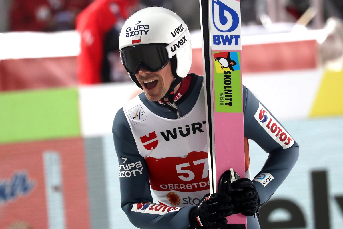 Piotr Żyła zajął czwarte miejsce w kwalifikacjach do piątkowego konkursu narciarskich mistrzostw świata na dużej skoczni w Oberstdorfie. Zwyciężył Austriak Stefan Kraft. W konkursie wystąpi komplet czterech Polaków.