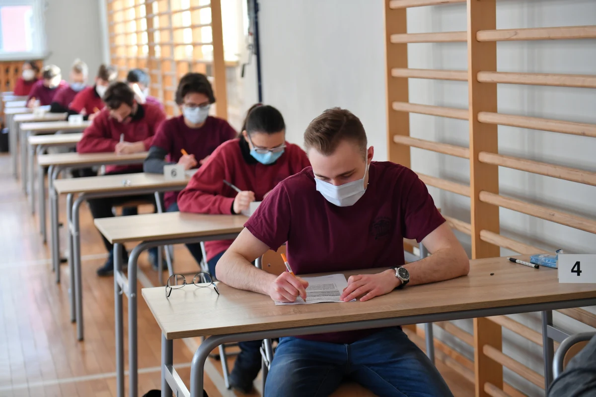 Piątek to trzeci dzień tegorocznych próbnych matur. Uczniowie zmierzyli się dziś z językiem angielskim na poziomie podstawowym. Arkusz zadań udostępniony przez Centralną Komisję Egzaminacyjną publikujemy w tym artykule. 