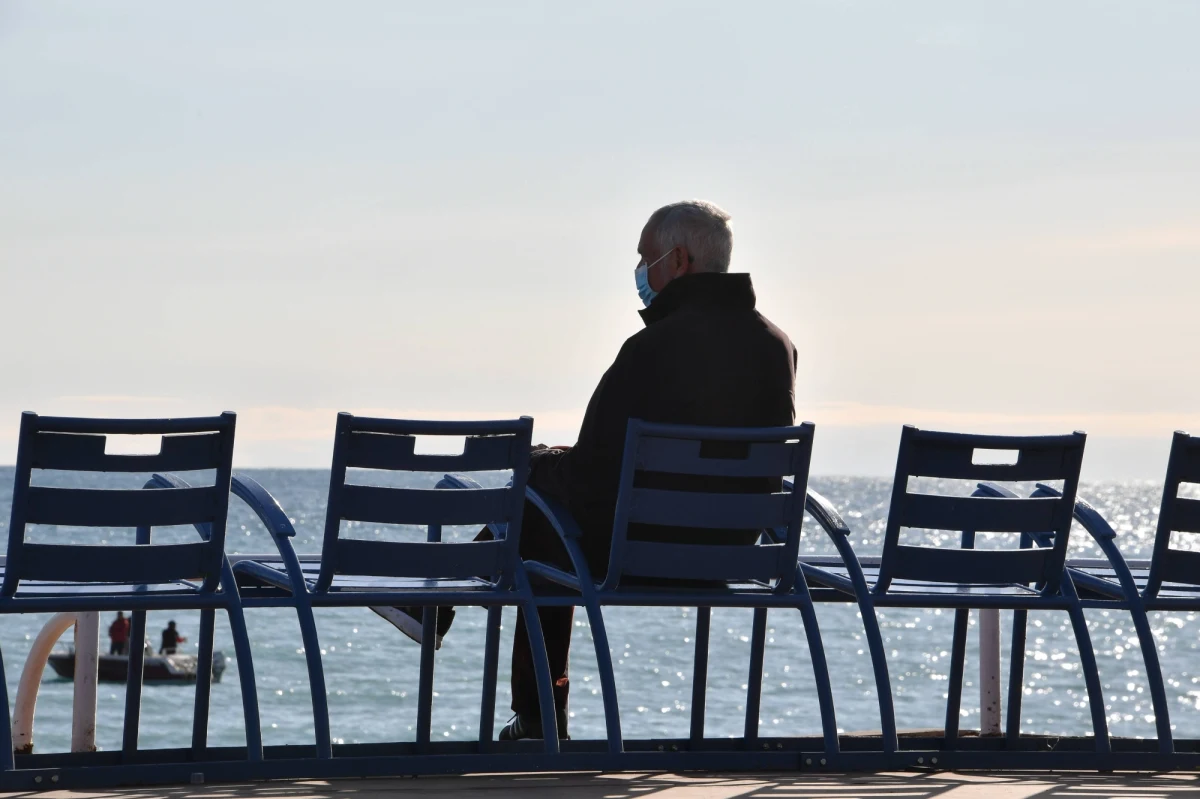 Prezydent Andrzej Duda podpisze w poniedziałek ustawę ws. czternastej emerytury - dowiedziała się PAP nieoficjalnie w Kancelarii Prezydenta RP. Tzw. czternaste świadczenie ma być wypłacane w listopadzie w wysokości minimalnej emerytury (będzie wynosiło wtedy 1250,88 zł brutto).