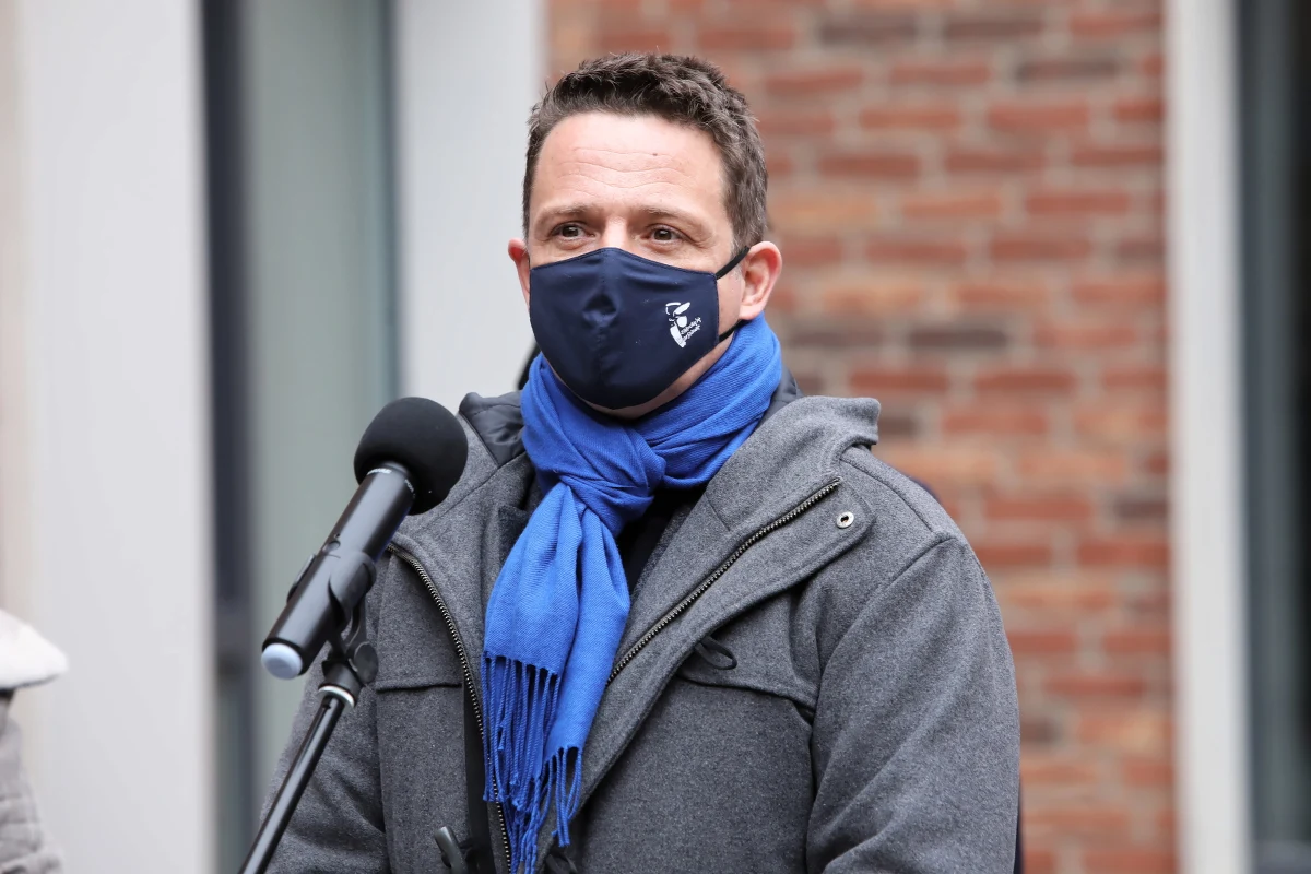 "Jeżeli każdy pójdzie osobno – Hołownia, my, Lewica, PSL – to będzie bardzo trudno pokonać PiS. Wydaje się, że dzisiaj ani KO, ani Hołownia, ani Lewica nie ma 40 proc." - podkreślił w rozmowie z “Dziennikiem Gazetą Prawną” prezydent Warszawy Rafał Trzaskowski. “Już widać, że razem moglibyśmy nawet obalać weto prezydenta" – dodał. 