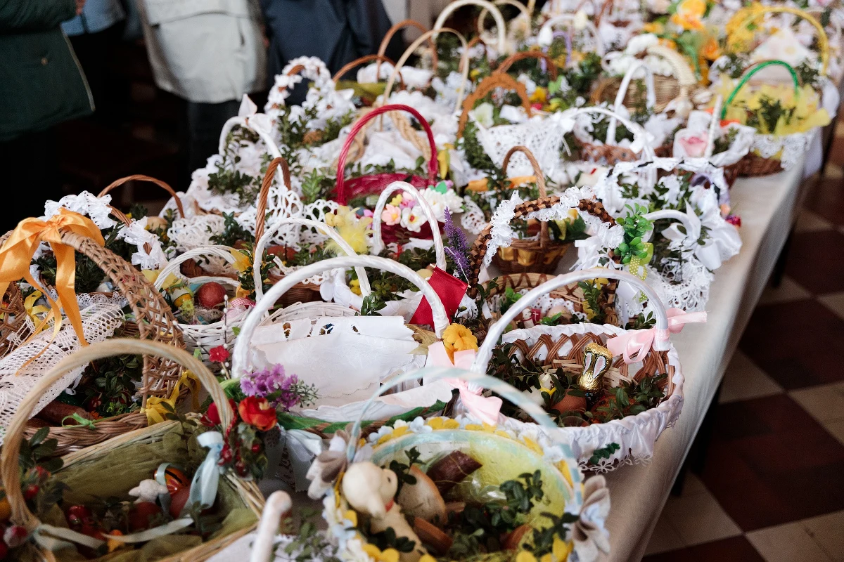 Trzecia fala zachorowań na koronawirusa się rozpędza – mówią zgodnie eksperci i prognozują jej szczyt na przełom marca i kwietnia. To oznacza, że zbliżające się święta wielkanocne spędzimy w reżimie sanitarnym. 