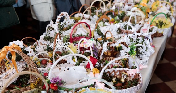 Trzecia fala zachorowań na koronawirusa się rozpędza – mówią zgodnie eksperci i prognozują jej szczyt na przełom marca i kwietnia. To oznacza, że zbliżające się święta wielkanocne spędzimy w reżimie sanitarnym. 