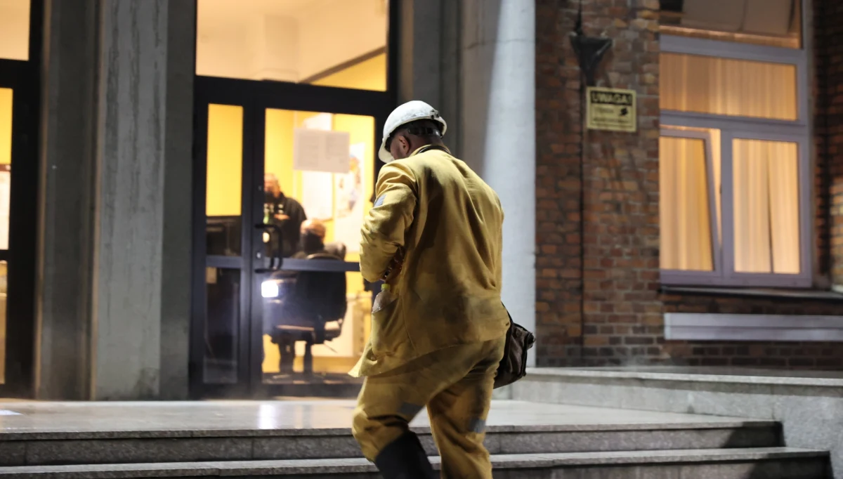 Prokuratura wszczęła śledztwo w sprawie czwartkowego wypadku w kopalni Mysłowice-Wesoła, gdzie dwaj górnicy zginęli, a dwaj inni odnieśli obrażenia w wyniku zawału skał stropowych. Wczoraj odbyła się wizja lokalna z udziałem przedstawicieli nadzoru górniczego. 