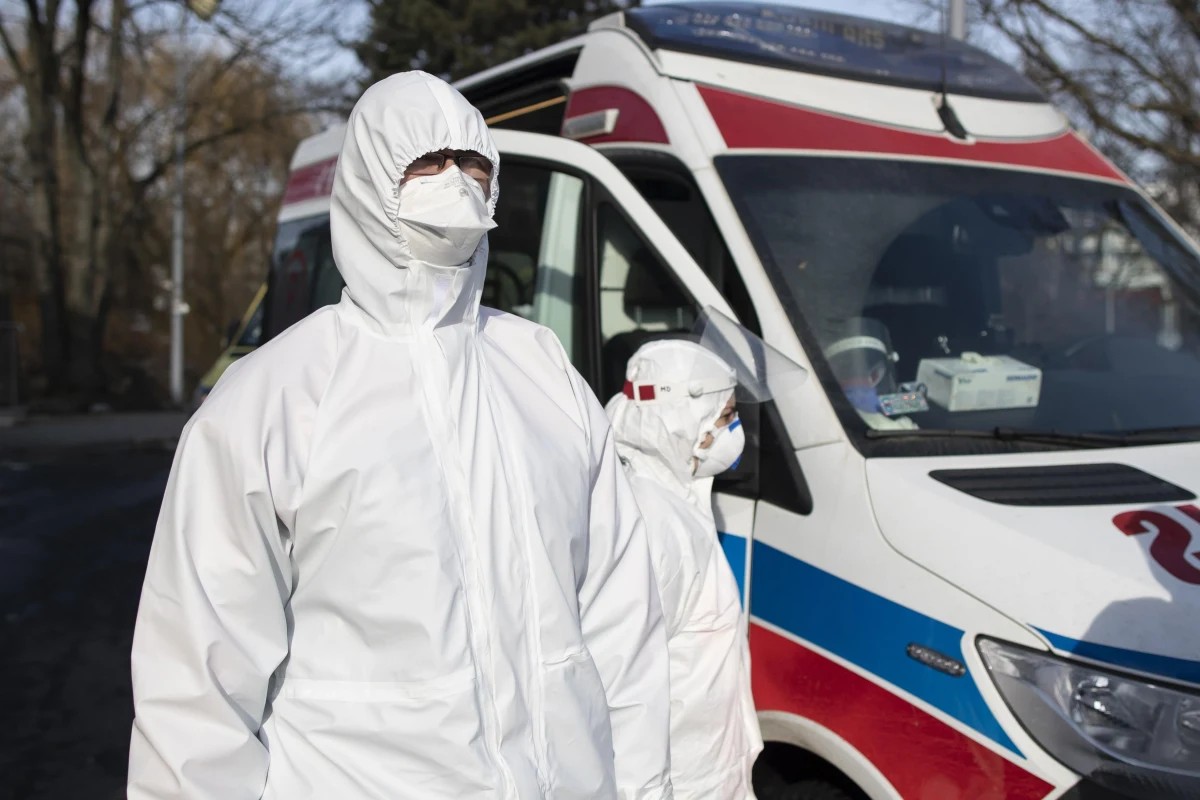 Od początku lutego liczba wyjazdów warszawskich karetek do pacjentów z koronawirusem wzrosła dwukrotnie - ustalił reporter RMF FM. Chodzi przede wszystkim o osoby, których stan gwałtownie się pogarsza.