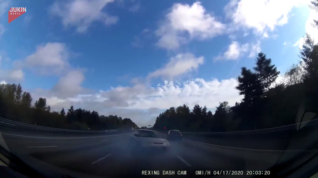 O mały włos, a nie doszłoby do kolizji. Zobaczcie, jaka sytuacja przydarzyła się pewnemu kierowcy jadącemu autostradą. Gdyby nie refleks i szybkie hamowanie, pewnie zderzyłby się z autem, które z jakiegoś powodu nagle znalazło się tuż przed nim.