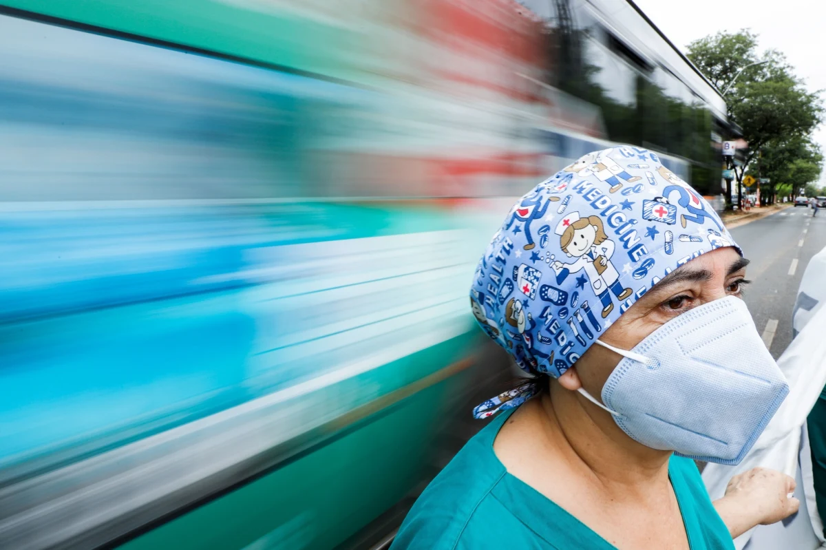 Na początku kwietnia czeka nas szczyt trzeciej fali pandemii. "Będzie trudno, ale nie aż tak źle, jak było jesienią" - oceniają naukowcy z zespołu covidowego Uniwersytetu Warszawskiego. Najnowsza prognoza uwzględnia między innymi pojawienie się brytyjskiego wariantu wirusa w Polsce i ostatni wzrost liczby zakażeń.