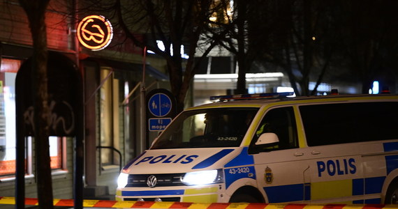 Sąd rejonowy w Eksjoe w środkowej Szwecji zdecydował o aresztowaniu 22-letniego nożownika z Vetlandy, podejrzanego o usiłowanie zabójstwa siedmiu osób. Pochodzący z Afganistanu mężczyzna będzie także badany przez psychiatrę.