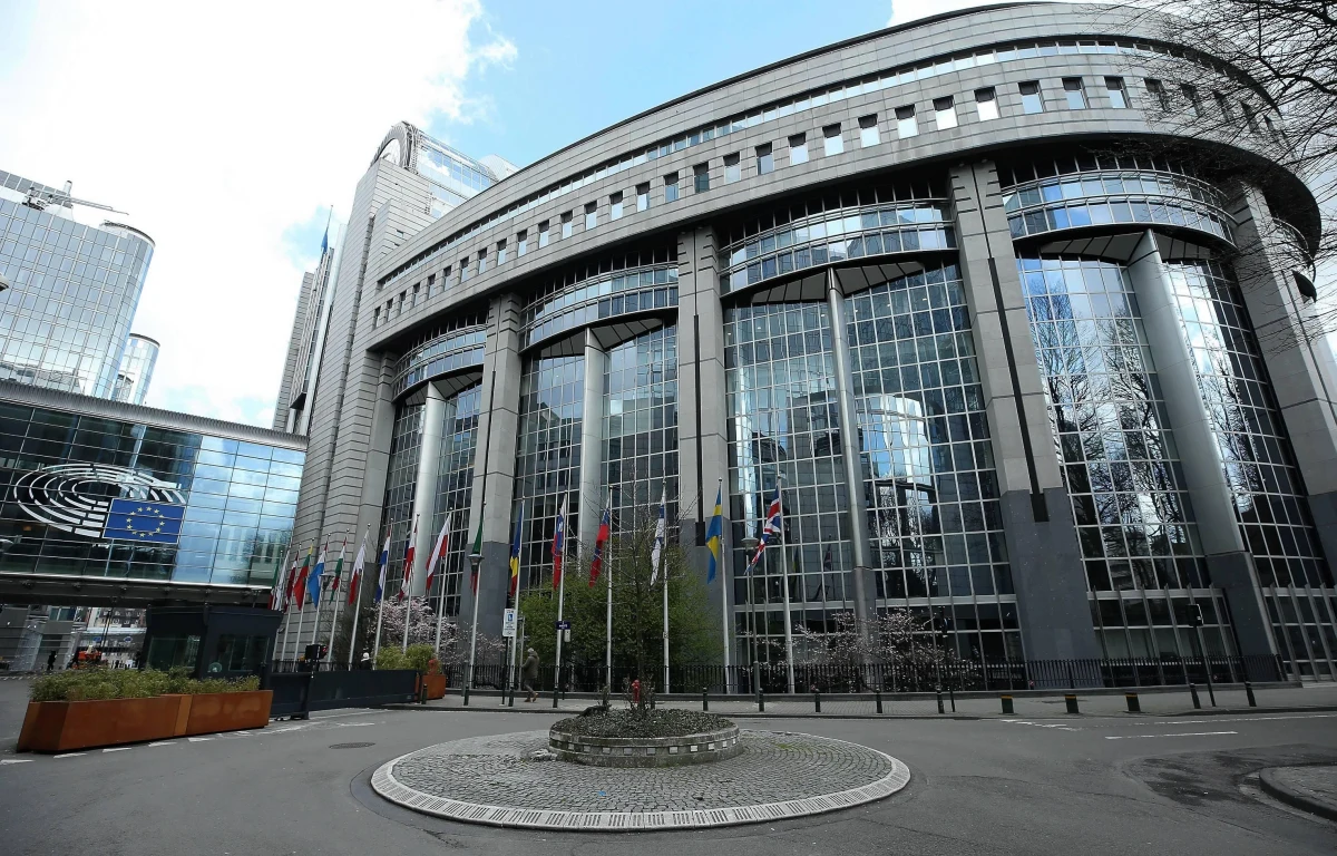 PE oficjalnie informuje, że w przyszłym tygodniu odbędą się trzy debaty w sprawie praworządności. Chodzi o dyskusje: w sprawie ustanowienia UE strefą wolności LGBTIQ, o dławieniu wolności mediów w kontekście podatku od reklam oraz o mechanizmie warunkowości.