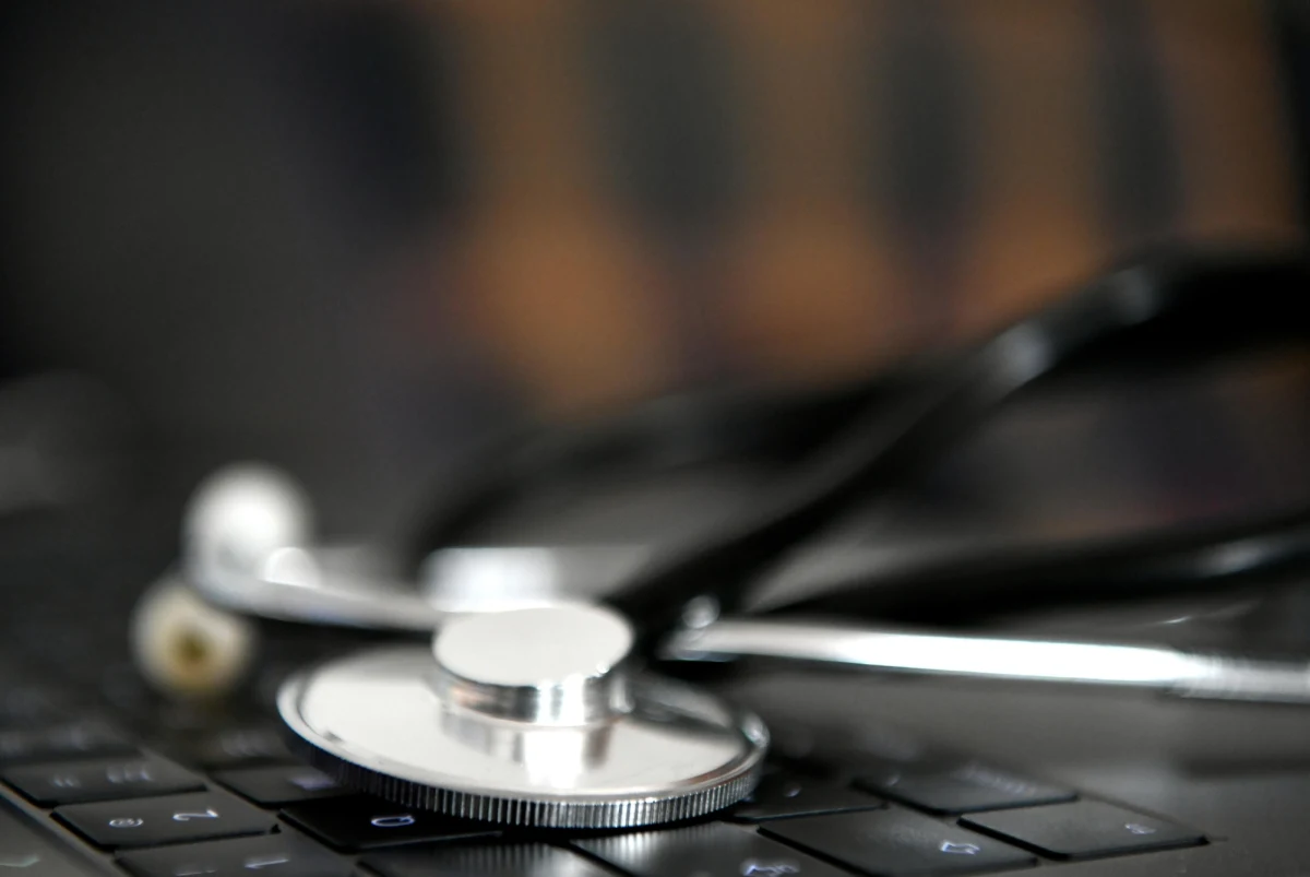 Zdecydowałem się ograniczyć możliwość teleporad – poinformował minister zdrowia Adam Niedzielski. Jak dodał, stosowne rozporządzenie zostanie podpisane najprawdopodobniej w piątek. Tłumacząc powody podjęcia takiej decyzji, mówił: „mamy bardzo dużo sygnałów o ich nadużywaniu, to niesie konsekwencje dla zdrowia publicznego”.