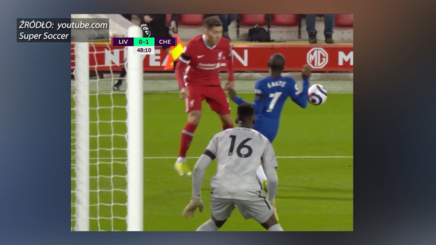 W czwartek w ramach 29. kolejki Premier League rozegrano mecz Liverpool - Chelsea. Po zaciętym spotkaniu, ostatecznie zwyciężyła drużyna The Blues 0-1, która awansowała na 4. miejsce w tabeli. W meczu nie zabrakło kontrowersji, a co więcej w 48. minucie sędzia popełnił poważny błąd.
