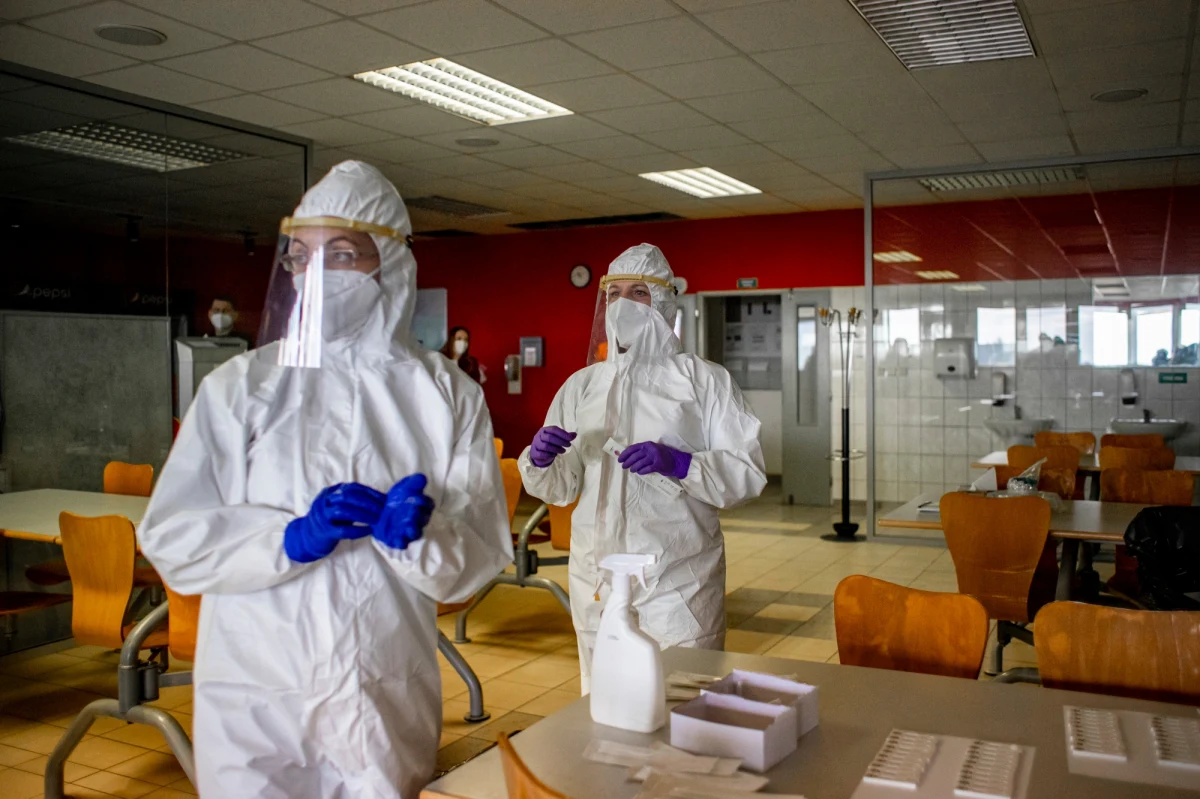 Republika Czeska aktywowała mechanizm pomocy międzynarodowej i poprosiła Niemcy, Szwajcarię i Polskę o współpracę w umieszczeniu w tych krajach pacjentów z Covid-19 - poinformowało ministerstwo zdrowia w Pradze. Szpitale w Czechach są przepełnione.