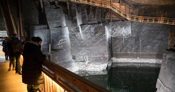 Kopalnia soli w Wieliczce otrzyma - tylko w tym roku - z budżetu państwa 85 milionów złotych wsparcia na mocy przedłużonej do 2027 roku ustawy o dotowaniu kopalni zabytkowych i tych w stanie upadłości. Chodzi o pieniądze, które mają być przeznaczone na utrzymywanie bezpieczeństwa kopalń. 
