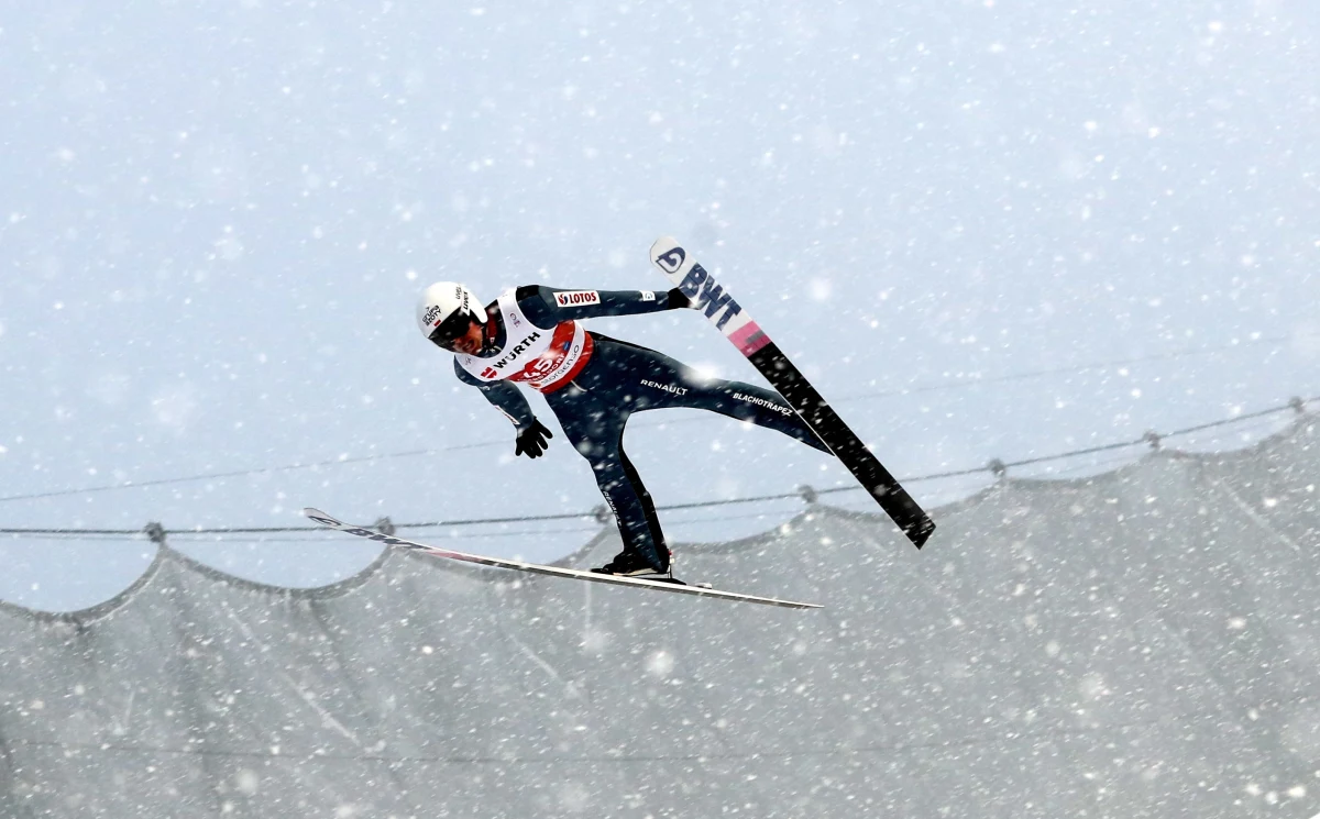 Polscy skoczkowie poza podium konkursu na dużej skoczni podczas mistrzostw świata w narciarstwie klasycznym w Oberstdorfie. Mistrzem świata został Stefan Kraft, srebro trafiło do Roberta Johanssona, a brąz do Karla Gigera. Najlepszy z biało-czerwonych - Piotr Żyła - był czwarty. Zawodnicy skakali w bardzo trudnych warunkach. 
