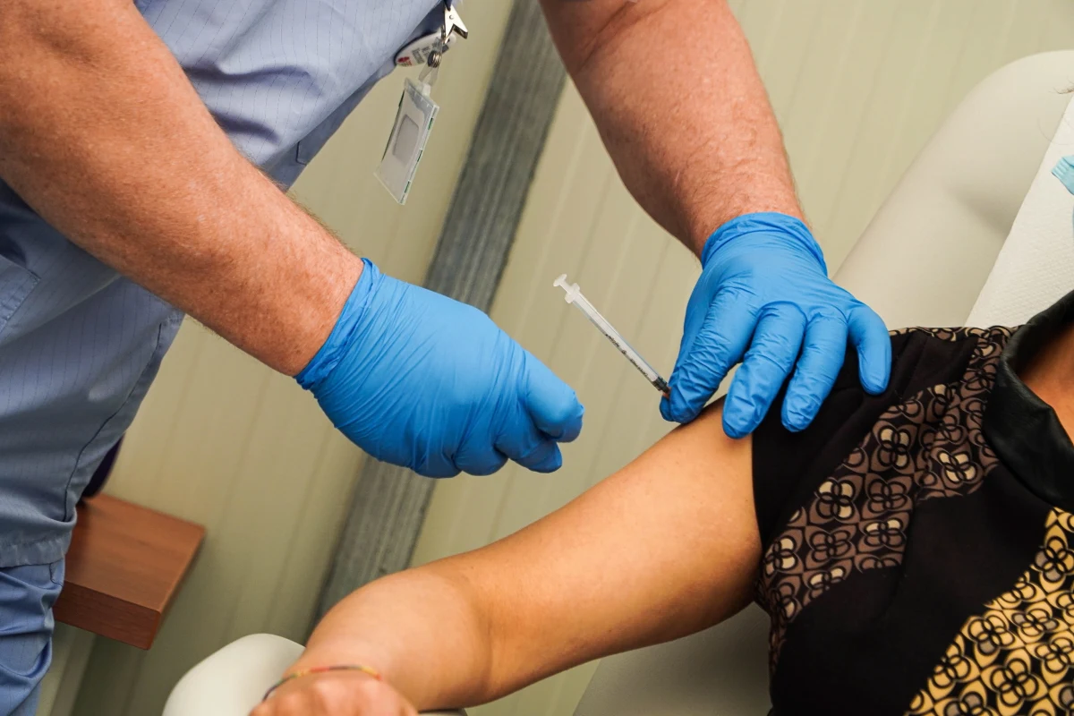 Kolejna, w ciągu doby, zmiana strategii ws. szczepienia ozdrowieńców. Jeszcze w czwartek podczas konferencji prasowej szef kancelarii premiera Michał Dworczyk zapowiadał, że będą oni szczepieni jedną dawką po pół roku od zakażenia. Dziś Dworczyk w TVN24 przyznał, że wpłynęło nowe stanowisko w tej sprawie i na razie taka decyzja o jednej dawce szczepionki dla ozdrowieńców nie zapadła. 