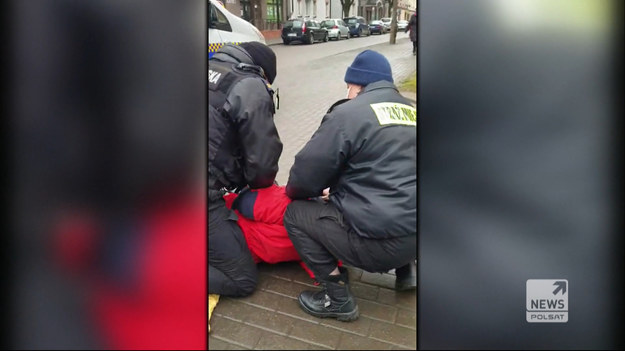 Brutalna interwencja Straży Miejskiej w Ełku. Funkcjonariusze użyli gazu pieprzowego i powalili na ziemię mężczyznę, który nie miał maseczki. Nagranie z szokującej interwencji trafiło do sieci, a strażnicy miejscy na dywanik do komendanta.