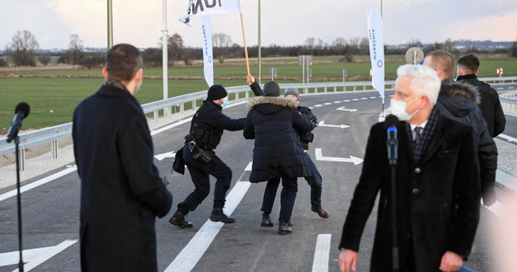 16 osób wylegitymowała policja w związku z zakłóceniem wizyty premiera Mateusza Morawieckiego, który w piątek uczestniczył w otwarciu obwodnicy Wrześni (Wielkopolskie). Rzecznik wielkopolskiej policji podał, że funkcjonariusze powstrzymali rolników przed naruszeniem strefy ochronnej.