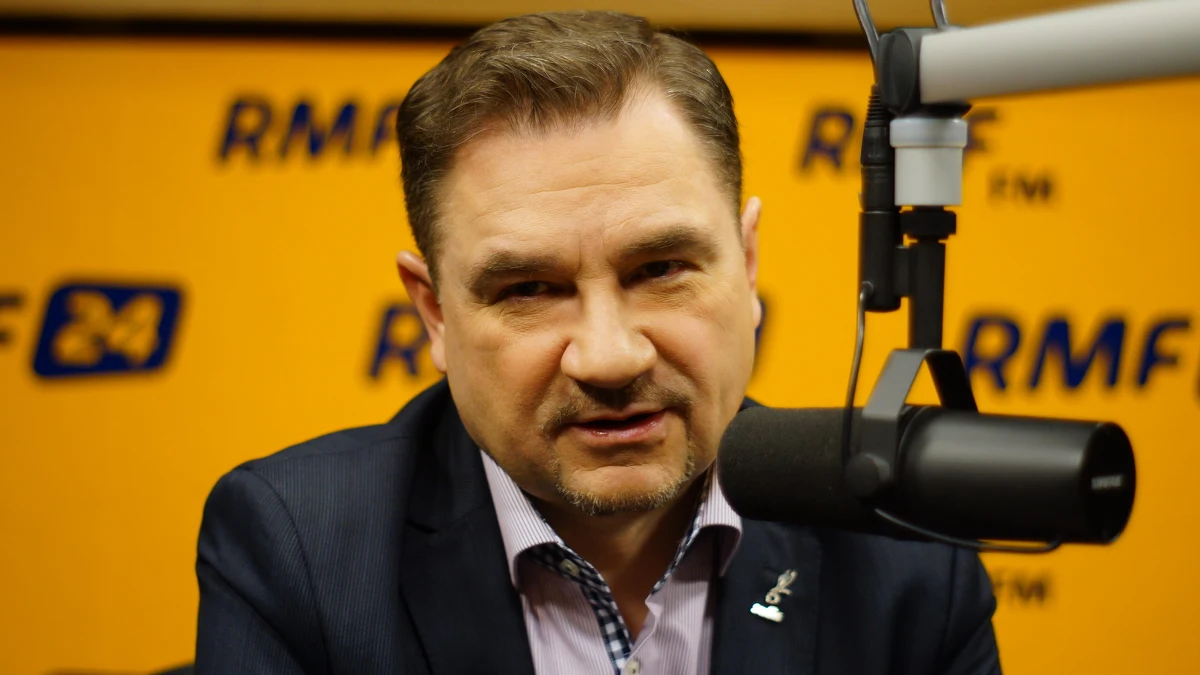 „Dla mnie to ważna sprawa, stabilność rządu” – tak o konflikcie w Zjednoczonej Prawicy mówił w RMF FM szef NSZZ „Solidarność” Piotr Duda”. „Nie będę apelował (o pojednanie), bo tacy politycy jak Jarosław Gowin i Zbigniew Ziobro doskonale o tym powinni wiedzieć, że sami nic nie znaczą, że to co się stało przez ostatnie lata, czyli od 2015 roku, te wspólne działania, przynoszą efekty” – dodał. „Jeśli tak by się stało, że Zjednoczona Prawica rozeszłaby się i nastąpiłyby nowe wybory, to niech w ogóle nie przechodzą progu siedziby Solidarności. My wiemy, jak się będziemy zachowywać” – powiedział związkowiec. „Dzisiaj jest Zjednoczona Prawica i jest wiele spraw do dokończenia wspólnie z panem prezydentem, bo po to walczyliśmy o tę jego kandydaturę. Podpisaliśmy z prezydentem umowę programową, aby została ona do końca zrealizowana, a tam jest jeden bardzo ważny postulat - emerytury stażowe. Tutaj Solidarność tego tematu z panem prezydentem nie odpuści, bo to jest najważniejszy temat” – mówił gość Krzysztofa Ziemca.