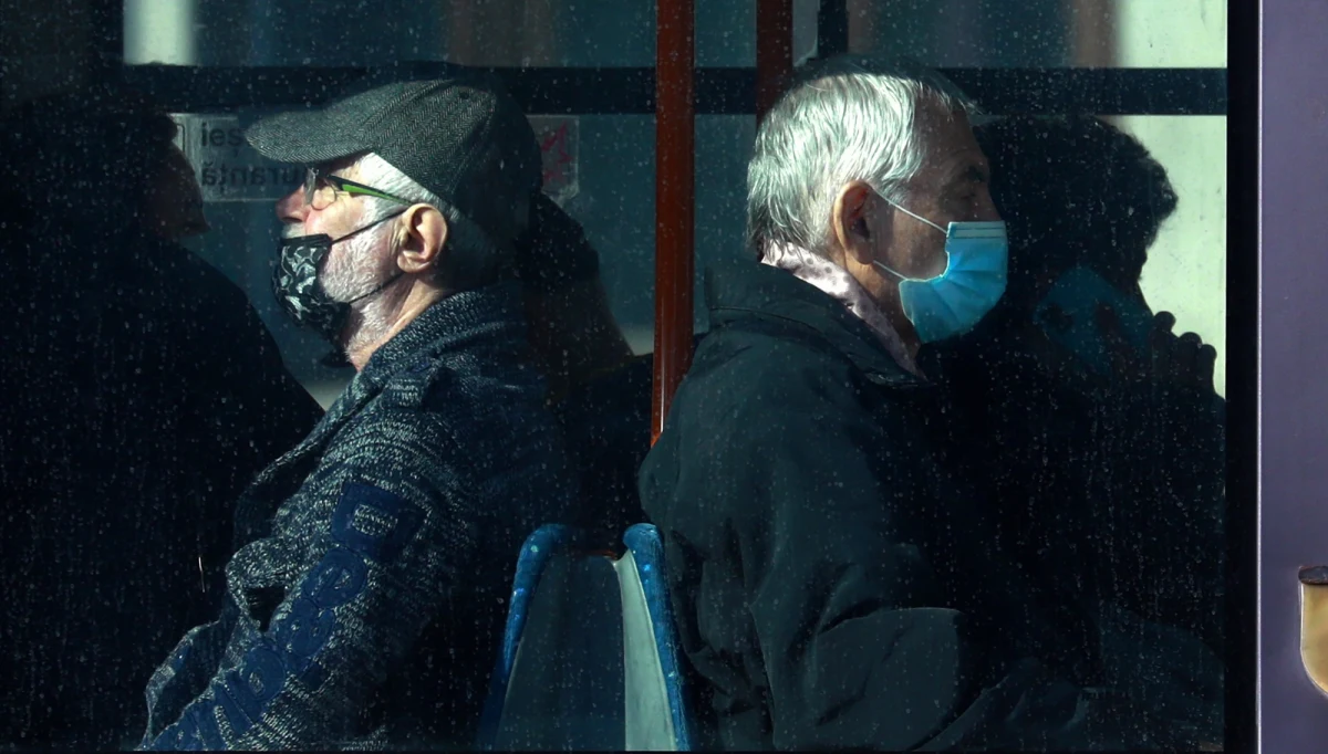 Nikolas Loebel, deputowany CDU do Bundestagu, pośredniczył w handlu maseczkami ochronnymi i pobrał z tego tytułu znaczną prowizję - w sumie około ćwierć miliona euro. Jak podał magazyn "Der Spiegel", "nieprzyzwoite" zachowanie Loebela oburzyło jego partyjnych kolegów i władze CDU.