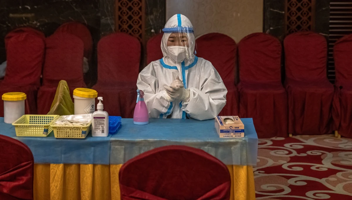 Misja pod egidą Światowej Organizacji Zdrowia (WHO) w Wuhanie nie przyniosła dotąd jasnej odpowiedzi na nurtujące świat pytanie o pochodzenie koronawirusa. Amerykańskie media zarzucają Chinom ukrywanie danych. W atmosferze napięć politycznych zespół naukowców przełożył publikację wstępnego raportu.