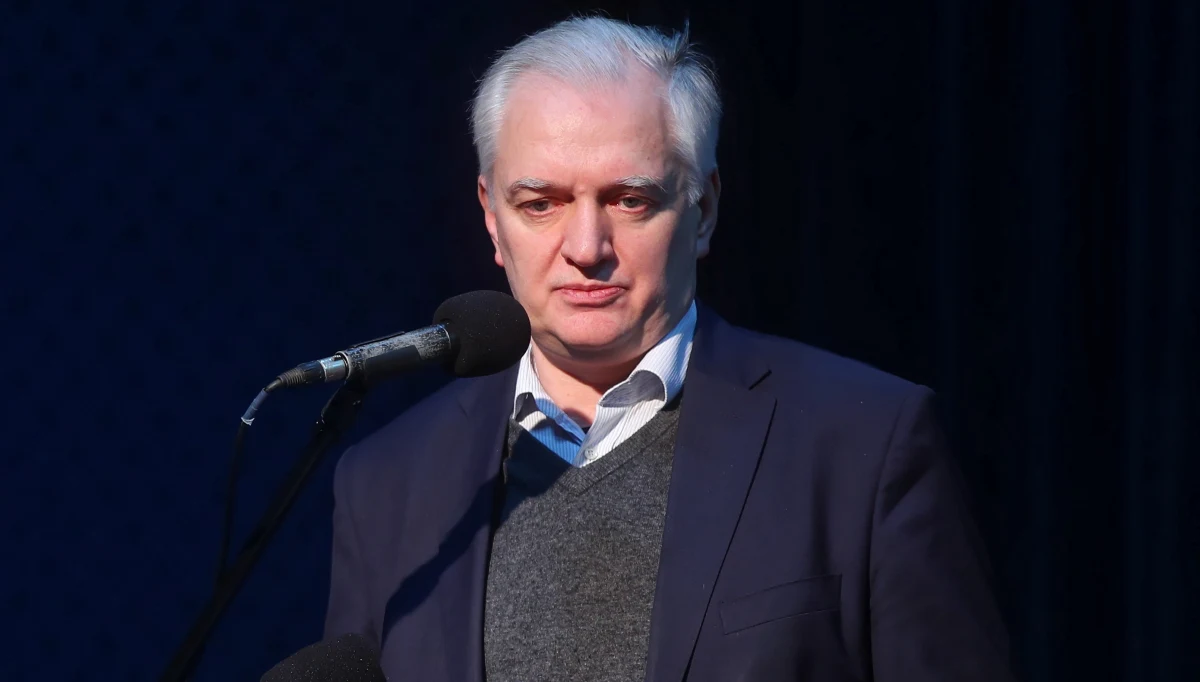 Zajmujemy się teraz tym, żeby jak najszybciej wyjść z pandemii koronawirusa, a sprawy wewnątrzkoalicyjne na razie niech pozostaną w zaciszu gabinetów - powiedział w sobotę dziennikarzom wicepremier, lider Porozumienia Jarosław Gowin.