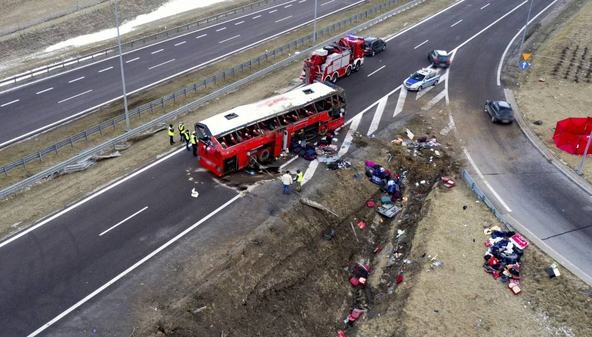 Akcja służb po wypadku ukraińskiego autokaru na A4 została przeprowadzona w bardzo sprawny sposób - podkreśliła w sobotę wojewoda podkarpacki Ewa Leniart. W wypadku zginęło 5 osób, a kilkadziesiąt zostało rannych. Policja stwierdziła, że jest za wcześnie, by mówić o przyczynach zdarzenia. Jak poinformowała PAP zastępca prokuratora okręgowego w Przemyślu Beata Starzecka zakończone zostały już oględziny zarówno miejsca wypadku, jak i samego autokaru. 