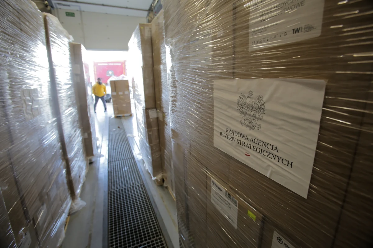 137 tys. maseczek z Agencji Rezerw Strategicznych dostały cztery gminy powiatu oleckiego. To wszystko w ramach zapowiadanej przez ministra zdrowia akcji rozdawania 5,7 mln maseczek w woj. warmińsko-mazurskim, najbardziej dotkniętym w tym momencie pandemią koronawirusa. Problem w tym, że termin przydatności części maseczek minął kilka dni temu - pisze "Gazeta Olsztyńska". Według Onetu natomiast termin ten upłynie za cztery dni. 