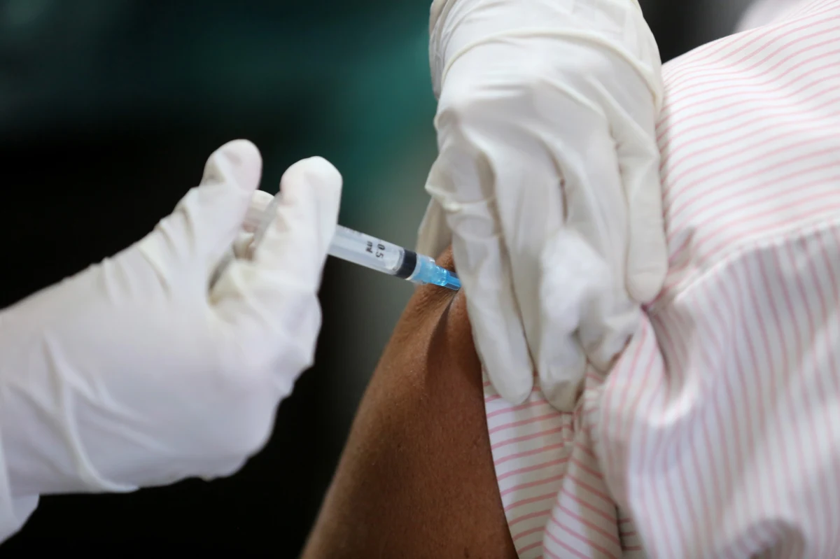 Nowe wydłużone odstępy między dawkami szczepionek przeciw Covid-19 będą obowiązywać wobec osób, które jeszcze nie przyjęły pierwszej dawki. Przerwa w przypadku preparatu AstraZeneca wyniesie w granicach 12 tygodni, zaś jeśli chodzi o szczepionki od Pfizera i Moderny - do 6 tygodni. Ozdrowieńcy mają otrzymać zastrzyk w ciągu sześciu miesięcy od zachorowania. Zalecana liczba dawek zostanie podana w terminie późniejszym. To najnowsze zalecenia ws. szczepień przeciwko Covid-19, jakie MZ opublikowało w sobotę. 