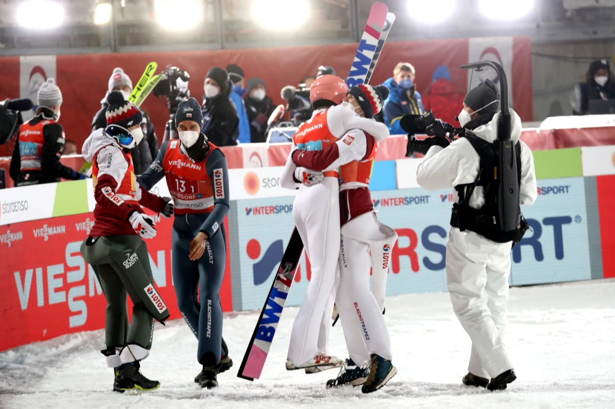 Mamy powody do dumy! Polscy skoczkowie zajęli trzecie miejsce w drużynowym konkursie skoków podczas narciarskich mistrzostw świata w Oberstdorfie. "Full gaz, full ogień" - powiedział tuż po zakończonych zawodach Piotr Żyła. Wtórował mu Dawid Kubacki. "Pokazaliśmy, że potrafimy walczyć. Zostawiliśmy serce na skoczni" - przyznał skoczek. 