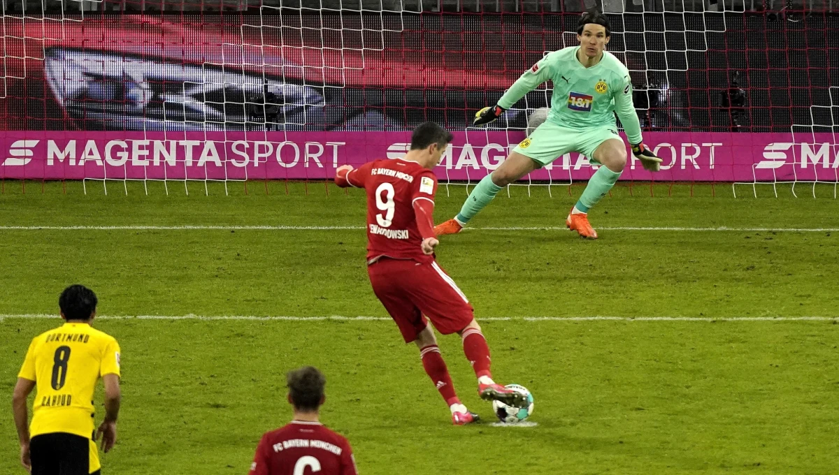 Robert Lewandowski zdobył trzy bramki dla Bayernu Monachium, a jego zespół pokonał u siebie Borussię Dortmund 4:2 w szlagierze 24. kolejki niemieckiej ekstraklasy. Polski piłkarz ma już 31 ligowych trafień w sezonie i zdecydowanie prowadzi w klasyfikacji strzelców.