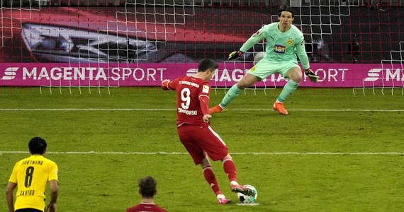 Robert Lewandowski zdobył trzy bramki dla Bayernu Monachium, a jego zespół pokonał u siebie Borussię Dortmund 4:2 w szlagierze 24. kolejki niemieckiej ekstraklasy. Polski piłkarz ma już 31 ligowych trafień w sezonie i zdecydowanie prowadzi w klasyfikacji strzelców.