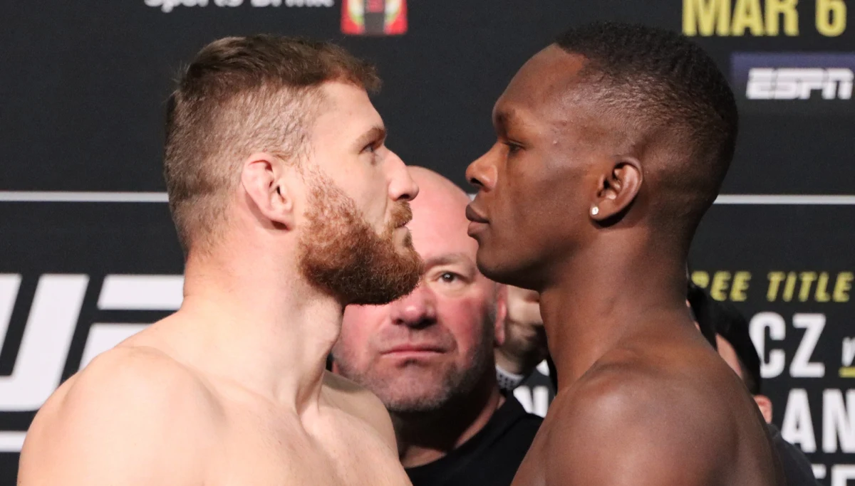 Jan Błachowicz obronił tytuł mistrza UFC w wadze półciężkiej, pokonując na punkty Nigeryjczyka Israela Adesanyę. Polak po słabym początku zdominował swojego przeciwnika w parterze. To był pojedynek wieczoru gali UFC 259 w Las Vegas. 