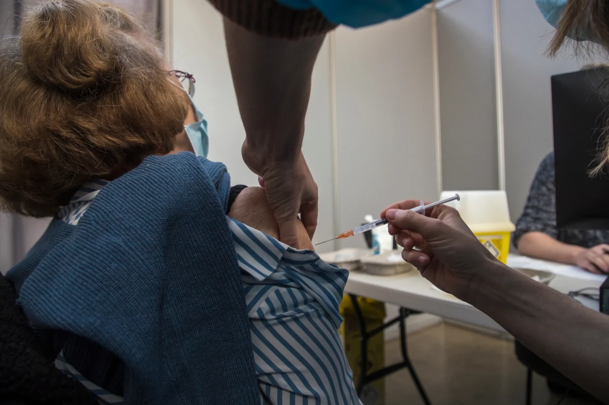 Ministerstwo Zdrowia informuje o 13 574 nowych przypadkach zakażenia koronawirusem. Zmarło 126 chorych na Covid-19. Bilans epidemii koronawirusa w Polsce to 1 794 914 zakażonych. Nie żyje 45 285 spośród nich. 