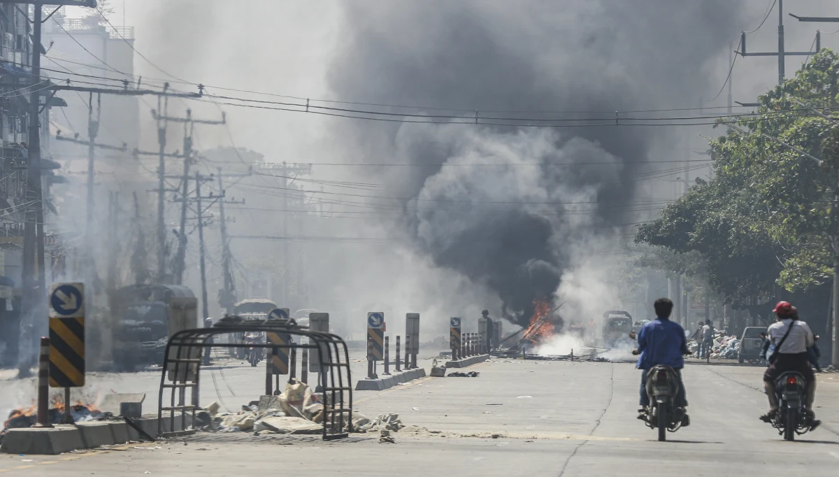 W większości mjanmańskich miast w niedzielę kontynuowano protesty uliczne przeciwko rządom wojskowych. Policja użyła broni palnej dla rozproszenia tłumów w Rangunie i Paganie, gdzie jest kilku rannych. Opozycja nawołuje do strajku powszechnego w poniedziałek.
