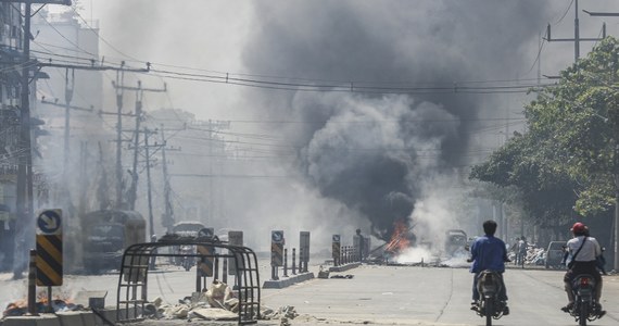 W większości mjanmańskich miast w niedzielę kontynuowano protesty uliczne przeciwko rządom wojskowych. Policja użyła broni palnej dla rozproszenia tłumów w Rangunie i Paganie, gdzie jest kilku rannych. Opozycja nawołuje do strajku powszechnego w poniedziałek.