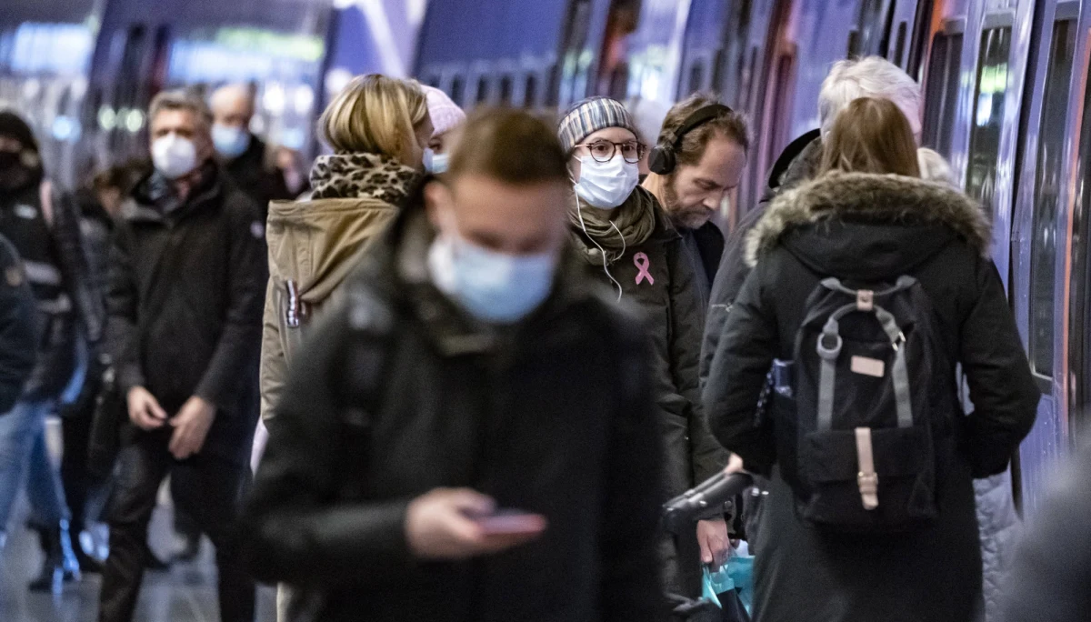 ​Szwedzkie władze rok od wybuchu pandemii koronawirusa uznały, że strategia polegająca na dobrowolnych zaleceniach nie sprawdziła się, i dopuściły wprowadzenie lockdownu. Ostatecznie zgodzono się też, że należy nosić maseczki.
