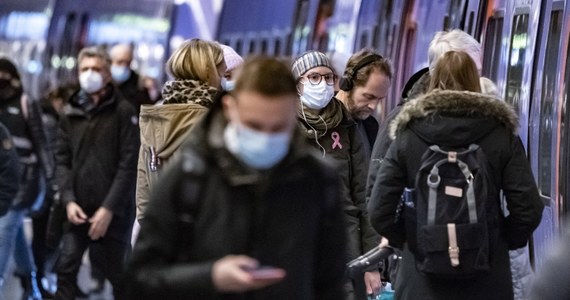 ​Szwedzkie władze rok od wybuchu pandemii koronawirusa uznały, że strategia polegająca na dobrowolnych zaleceniach nie sprawdziła się, i dopuściły wprowadzenie lockdownu. Ostatecznie zgodzono się też, że należy nosić maseczki.
