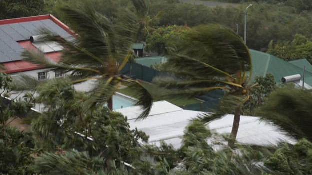 Silne wiatry wiały u wybrzeży Numei. Sztab bezpieczeństwa cywilnego ogłosił alarm huraganu na poziomie 2, najwyższym, na terenie całej Nowej Kaledonii w sobotę.  Wszystko to miało związek z Tropikalnym Cyklonem Niran. Obecnie liczone są straty po jego przejściu.