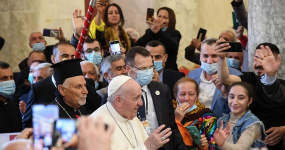 "Braterstwo jest silniejsze od bratobójstwa" - powiedział papież Franciszek w Mosulu, irackim mieście zniszczonym przez Państwo Islamskie. Modlił się tam za wszystkie ofiary wojny w tym mieście, w całym kraju i na Bliskim Wschodzie.