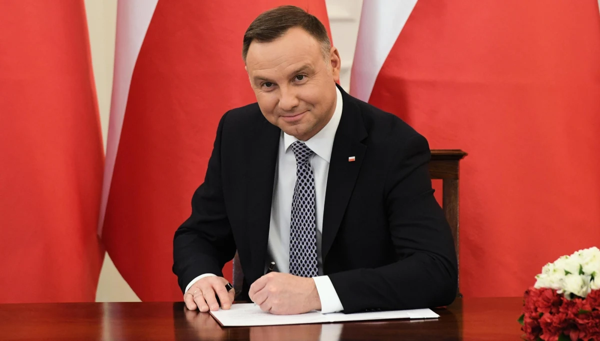 Podpis prezydenta pod ustawą w sprawie "czternastej emerytury" otworzy tydzień w polityce. Jednak największe polityczne emocje czekają nas w połowie tygodnia: w środę Trybunał Konstytucyjny ma orzec w sprawie pełnienia funkcji Rzecznika Praw Obywatelskich po upływie kadencji. Wielokrotnie przekładana rozprawa, ma dać odpowiedź na pytanie, czy Adam Bodnar będzie mógł pełnić swoją funkcję do czasu wyboru następcy, czy zostanie jej pozbawiony, mimo trwającego pata na linii Sejm-Senat. Z kolei w Parlamencie Europejskim odbędą się trzy debaty o praworządności: w sprawie ustanowienia Unii Europejskiej strefą wolności LGBTIQ, o dławieniu wolności mediów w kontekście podatku od reklam oraz o mechanizmie warunkowości.