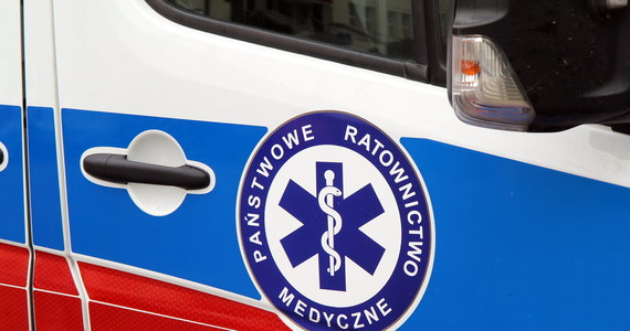 Dwóch ratowników medycznych zostało rannych w wypadku, do którego doszło w Czyrnej k. Krynicy-Zdroju w Małopolsce. Karetka wracająca z akcji, na łuku drogi wypadała z jezdni i uderzyła w drzewo – poinformował PAP Bartosz Izdebski z zespołu prasowego małopolskiej policji.