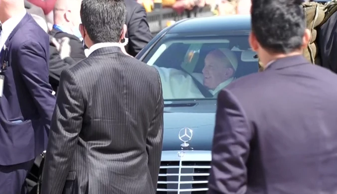 Papież Franciszek w Iraku. Kawalkada samochodów i tłumy przy drodze