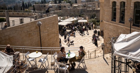 "Izrael wyszedł już niemal z obostrzeń związanych z Covid-19" - powiedział premier Benjamin Netanjahu. Ponownie otwarte zostały w kraju restauracje i hotele, zezwolono także na powrót dzieci do szkół i organizowanie imprez do 300 osób.