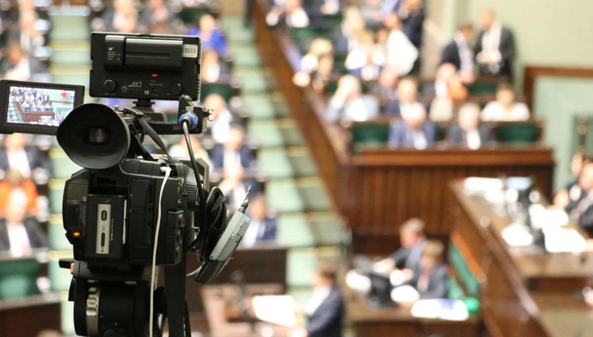 Według najnowszego sondażu IBRiS przeprowadzonego na zlecenie "Rzeczpospolitej" PiS utrzymuje pozycję lidera z poparciem na poziomie 32 proc. Taki wynik nie daje mu sejmowej większości. Opozycja jednak też miałaby duży kłopot z utworzeniem rządu - pisze "Rz". 