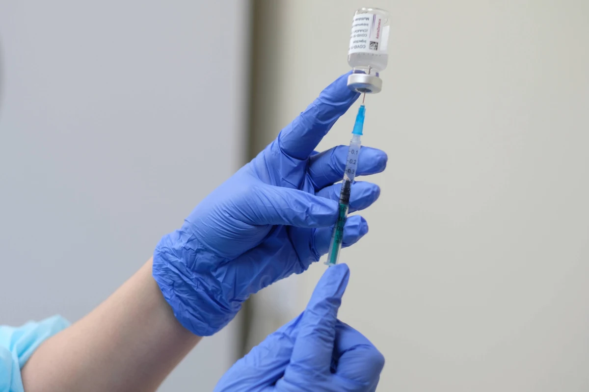 Dziś ruszają szczepienia osób z grupy zero, które nie przyjęły jeszcze żadnej szczepionki. Uodparniane będą dwudawkowym preparatem firmy AstraZeneca. Pierwszą dawkę powinny przyjąć do 21 marca.